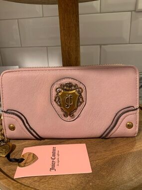 🆕-Juicy Couture Light Pink Faux Leather Zip-Around Wallet with Gold Crest